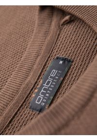 Ombre Clothing - Koszulka męska dzianinowa z delikatną drobną strukturą - jasnobrązowa V2 - Rozmiar: M. Okazja: na co dzień. Kolor: brązowy. Materiał: dzianina. Długość rękawa: krótki rękaw. Długość: krótkie. Wzór: ze splotem. Styl: wizytowy, casual, elegancki #4