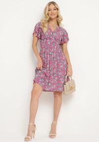 Born2be - Różowa Wiskozowa Sukienka w Kwiaty z Trójkątnym Dekoltem i Gumką w Talii Tivara. Okazja: na co dzień, na randkę. Kolor: różowy. Materiał: wiskoza. Wzór: kwiaty. Sezon: lato. Styl: casual, elegancki #7