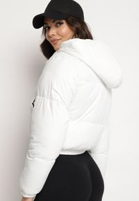 Born2be - Biała Kurtka Pikowana o Krótkim Fasonie z Kapturem Tinthella. Okazja: na spacer, na co dzień. Typ kołnierza: kaptur. Kolor: biały. Materiał: jeans. Długość: krótkie. Wzór: aplikacja. Styl: casual, elegancki #2