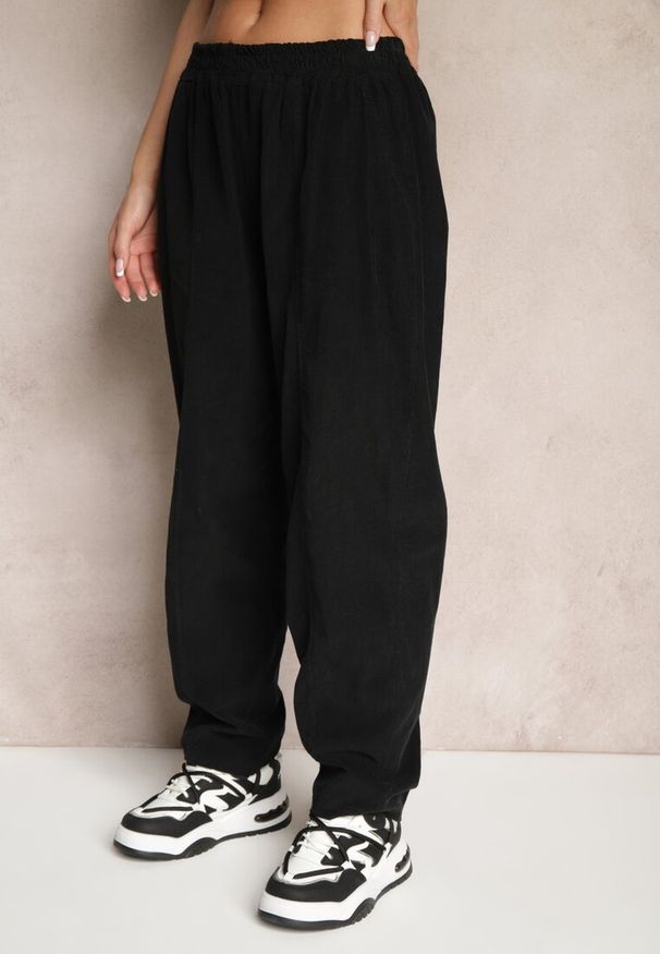 Renee - Czarne Bawełniane Spodnie High Waist w Klasycznym Stylu Arivora. Okazja: na co dzień. Stan: podwyższony. Kolor: czarny. Materiał: bawełna. Styl: klasyczny