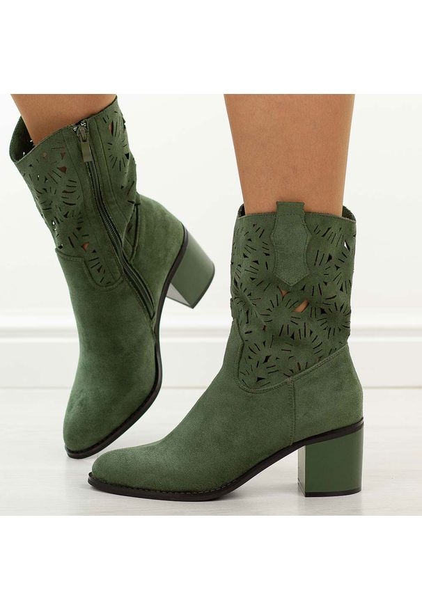 Zielone zamszowe ażurowe botki damskie na obcasie M.Daszyński 2337-12. Kolor: zielony. Materiał: zamsz. Szerokość cholewki: normalna. Wzór: ażurowy. Sezon: zima, jesień. Obcas: na obcasie. Styl: elegancki. Wysokość obcasa: średni