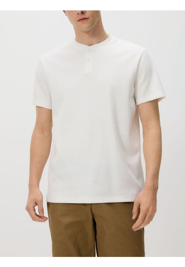 Reserved - T-shirt henley regular fit - złamana biel. Typ kołnierza: typu henley. Materiał: dzianina, bawełna