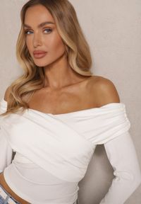 Renee - Biała Bluzka z Wiskozą z Hiszpańskim Dekoltem Amodara. Okazja: na randkę, na co dzień. Typ kołnierza: dekolt hiszpanka. Kolor: biały. Materiał: wiskoza. Styl: casual #5