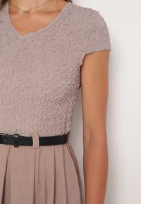 Born2be - Ciemnobeżowa Rozkloszowana Sukienka z Paskiem z Imitacji Skóry Drinna. Typ kołnierza: dekolt w kształcie V. Kolor: beżowy. Materiał: skóra. Długość rękawa: krótki rękaw. Wzór: aplikacja. Styl: elegancki #7