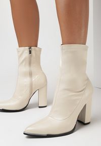 Born2be - Beżowe Botki Sofina. Wysokość cholewki: za kostkę. Nosek buta: szpiczasty. Zapięcie: zamek. Kolor: beżowy. Szerokość cholewki: normalna. Obcas: na obcasie. Styl: klasyczny. Wysokość obcasa: wysoki #1