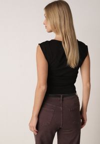 Born2be - Czarna Bluzka z Elastycznego Materiału z Dekoltem Łódką Megaris. Okazja: na co dzień. Typ kołnierza: dekolt w łódkę. Kolor: czarny. Materiał: materiał. Styl: casual, elegancki #3