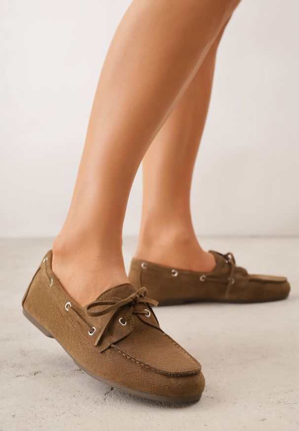 Born2be - Ciemnobeżowe Mokasyny VICES ze Skórzaną Wkładką Ozdobione Wiązaniem Pireronei. Nosek buta: okrągły. Zapięcie: sznurówki. Kolor: beżowy. Materiał: skóra. Wzór: aplikacja. Obcas: na obcasie. Styl: klasyczny. Wysokość obcasa: niski