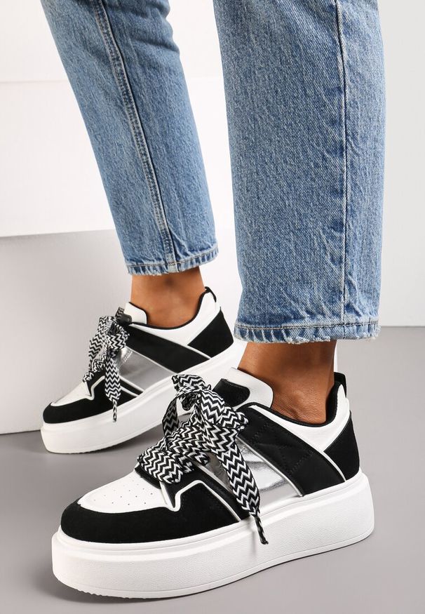 Renee - Biało-Czarne Sneakersy z Przeszyciami i Ozdobnymi Sznurówkami na Grubej Podeszwie Timarel. Kolor: biały. Wzór: aplikacja