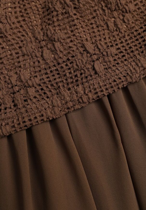 Renee - Brązowa Ażurowa Sukienka z Transparentnym Dołem i Usztywnionymi Ramionami Semiris. Kolor: brązowy. Wzór: ażurowy. Styl: klasyczny