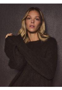 Reserved - Sweter z moherem - ciemnobrązowy. Kolor: brązowy. Materiał: moher #1