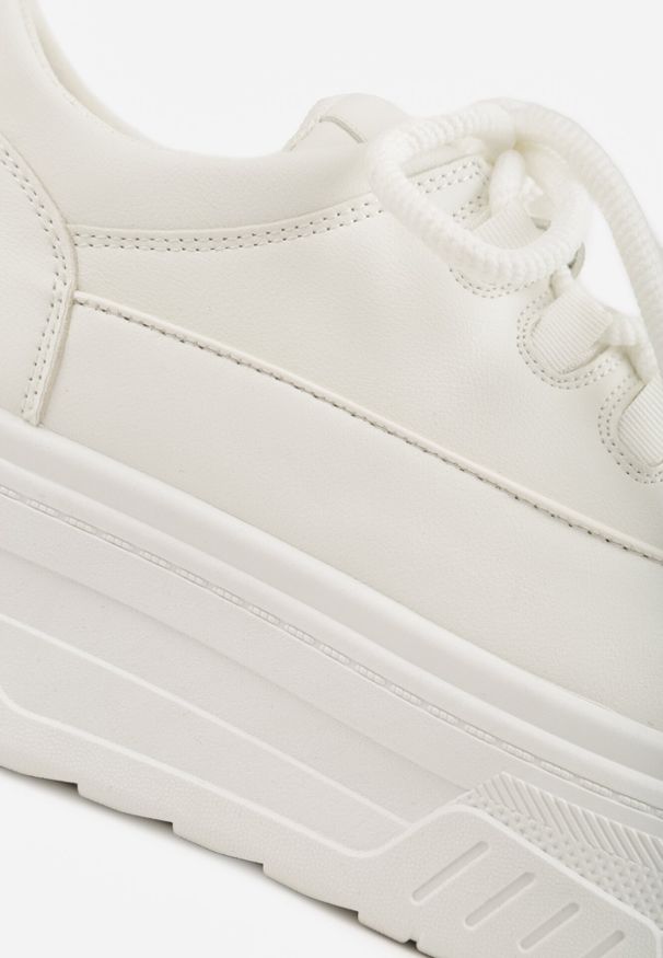 Born2be - Białe Sneakersy VICES na Grubej Podeszwie z Tłoczeniami Azirara. Okazja: na co dzień, na spotkanie biznesowe, do pracy. Kolor: biały. Materiał: jeans. Sport: golf