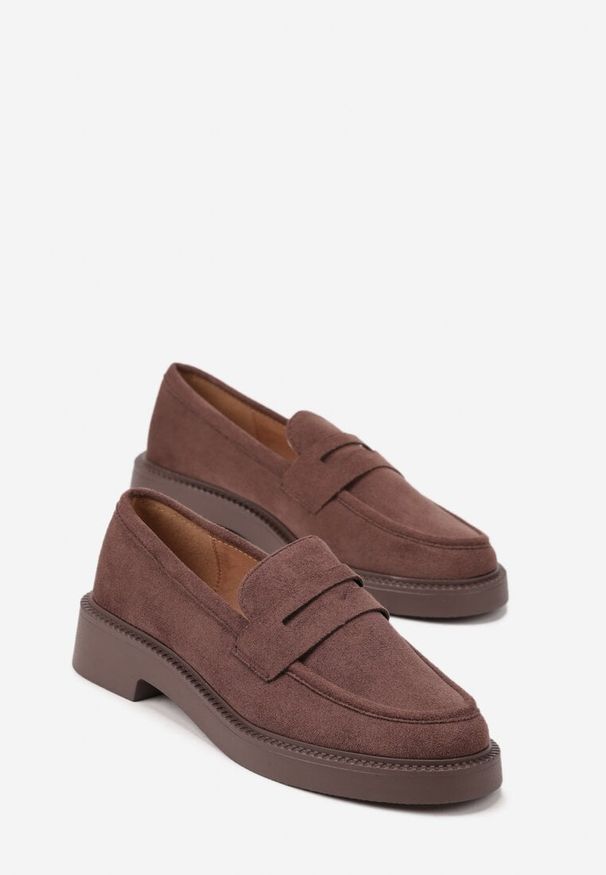 Renee - Brązowe Mokasyny Vices Ozdobione Przeszyciami Racce. Okazja: na co dzień. Kolor: brązowy. Materiał: jeans. Wzór: aplikacja. Styl: wizytowy, casual, klasyczny, elegancki