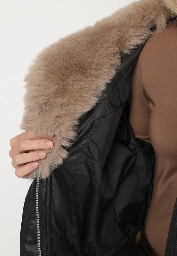 Born2be - Czarna Pikowana Kurtka o Pudełkowym Kroju z Kapturem z Futerkiem Rivitta. Okazja: do pracy, na co dzień, na spotkanie biznesowe. Typ kołnierza: kaptur. Kolor: czarny. Materiał: futro. Wzór: paski, aplikacja. Styl: klasyczny, casual, elegancki, biznesowy