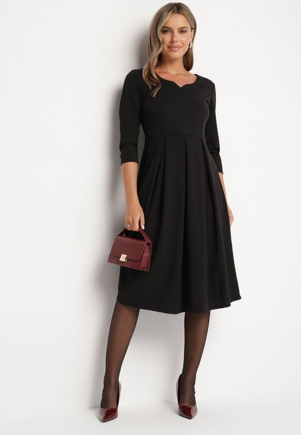 Born2be - Czarna Rozkloszowana Sukienka z Rękawem 3/4 Nomiel. Okazja: na co dzień. Typ kołnierza: dekolt w kształcie V. Kolor: czarny. Typ sukienki: rozkloszowane. Styl: klasyczny, casual, elegancki