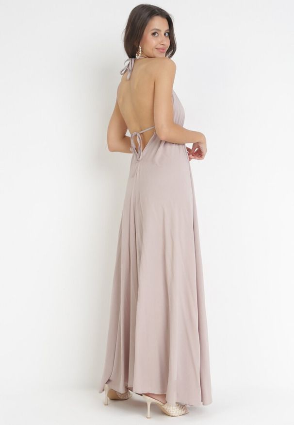 Born2be - Ciemnobeżowa Rozkloszowana Sukienka Maxi z Wiązaniem na Szyi Cathenia. Kolor: beżowy. Długość: maxi