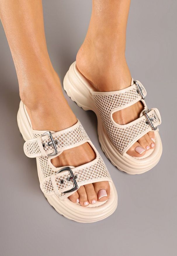 Born2be - Beżowe Klapki Siateczkowe z Klamrami na Platformie Setrina. Okazja: na co dzień. Kolor: beżowy. Obcas: na platformie. Styl: elegancki, casual