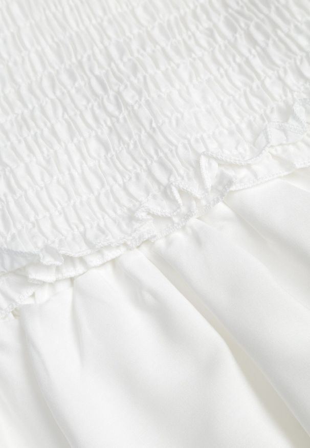 Born2be - Biały Bawełniany Komplet Krótki Top bez Ramiączek Szorty z Gumką w Pasie i Falbanką Tesmara. Kolor: biały. Materiał: bawełna