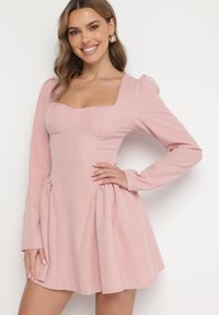 Born2be - Różowa Koktajlowa Sukienka o Rozkloszowanym Kroju z Falbankami i Gorsetem Farian. Typ kołnierza: dekolt gorset, kołnierz z falbankami. Kolor: różowy. Długość rękawa: długi rękaw. Typ sukienki: gorsetowe. Styl: wizytowy #1