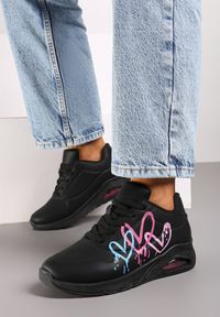 Renee - Czarne Sneakersy na Płaskiej Podeszwie z Motywem Serc Navalina. Okazja: na co dzień. Kolor: czarny. Materiał: jeans. Wzór: aplikacja. Obcas: na płaskiej podeszwie #3