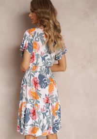 Renee - Biało-Niebieska Kopertowa Sukienka Mini w Kwiaty z Gumkami w Pasie i Falbanką Kellana. Kolor: biały. Materiał: tkanina. Wzór: kwiaty. Sezon: lato, wiosna. Typ sukienki: kopertowe. Długość: mini #5