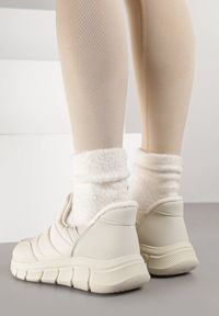 Born2be - Beżowe Pikowane Sneakersy Śniegowce na Grubej Tłoczonej Platformie Verta. Okazja: na co dzień. Kolor: beżowy. Materiał: jeans. Obcas: na platformie #7