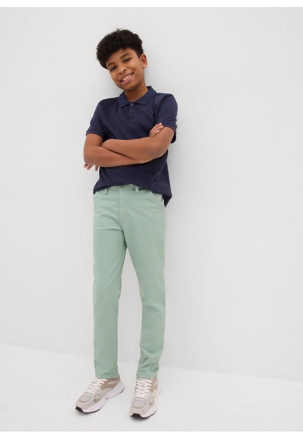 bonprix - Spodnie chinosy slim fit z regulowaną talią, straight. Okazja: na co dzień. Kolor: zielony. Styl: casual