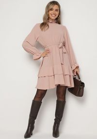 Born2be - Różowa Sukienka z Falbanami i Marszczonym Golfem z Dodatkowym Wiązanym Paskiem Savelina. Okazja: na imprezę. Typ kołnierza: golf. Kolor: różowy. Typ sukienki: rozkloszowane. Styl: elegancki, klasyczny #5