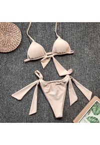 Intica - Bikini wiązane z regulacją na lato nad wodę Kelcy. Kolor: beżowy. Materiał: materiał. Wzór: gładki