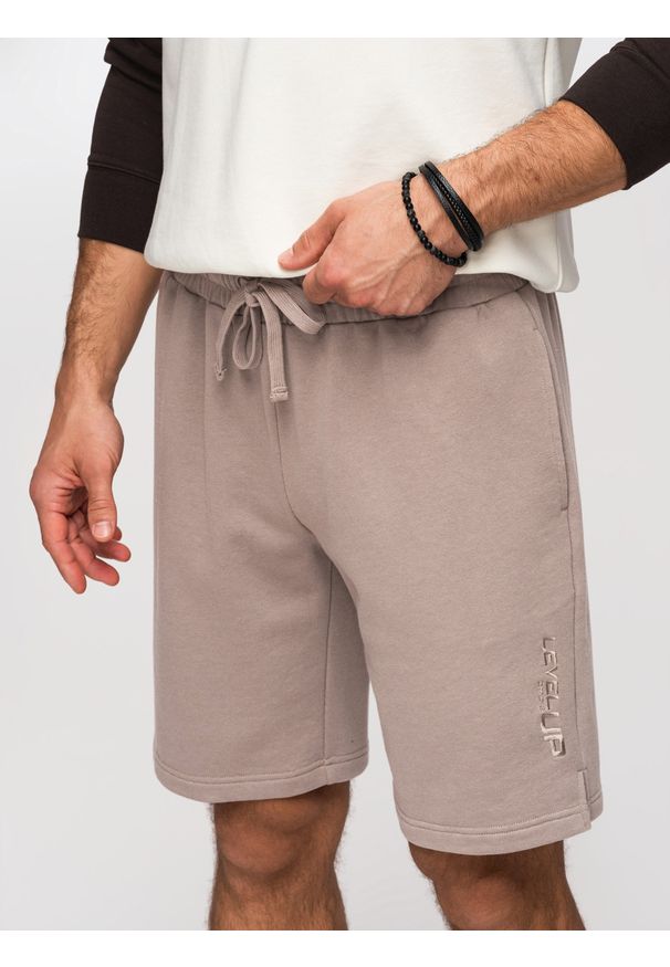 Ombre Clothing - Szorty męskie REGULAR FIT z dzianiny french terry - ciemnobeżowe V2. Okazja: na co dzień. Kolor: beżowy. Materiał: dzianina. Wzór: gładki, aplikacja. Styl: casual, wizytowy