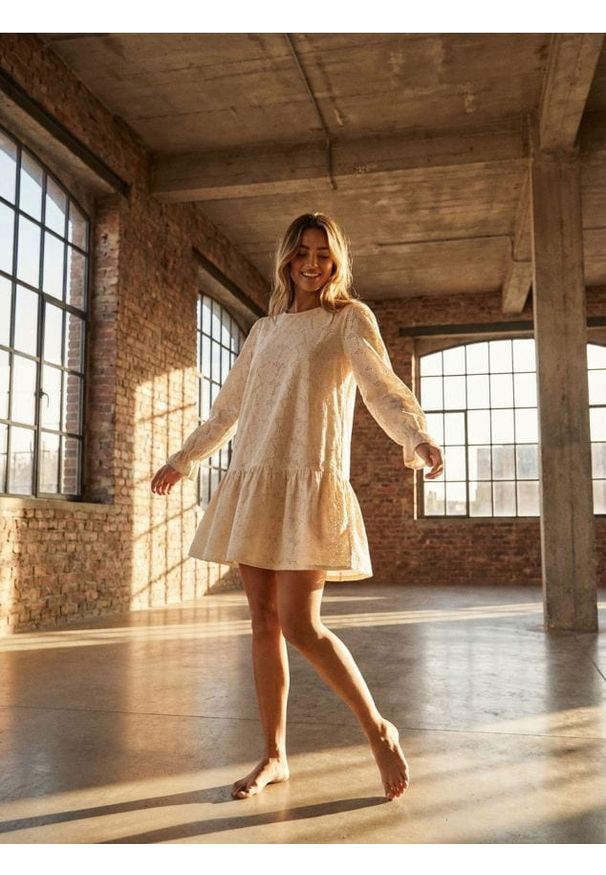 Sinsay - Sukienka mini z ażurowym wzorem - kremowy. Kolor: kremowy. Wzór: ażurowy. Długość: mini