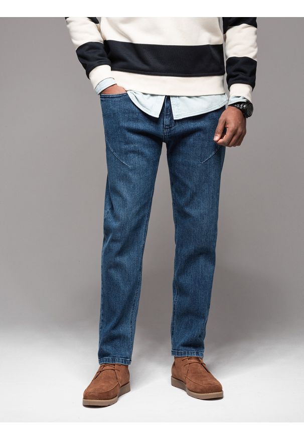 Ombre Clothing - Męskie jeansowe spodnie CARROT FIT z ozdobnymi zaszewkami – ciemnoniebieskie V2 - Rozmiar: S. Kolor: niebieski. Materiał: jeans. Styl: klasyczny, retro