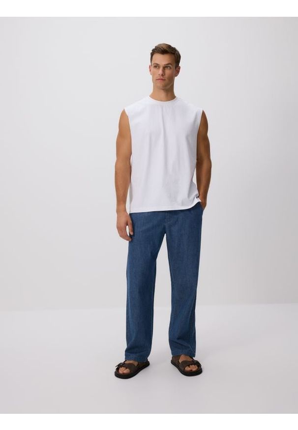 Reserved - Jeansy jogger - granatowy. Kolor: niebieski