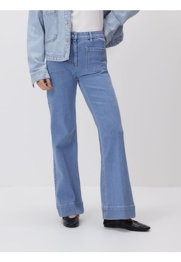 Reserved - Jeansy flare - niebieski. Kolor: niebieski