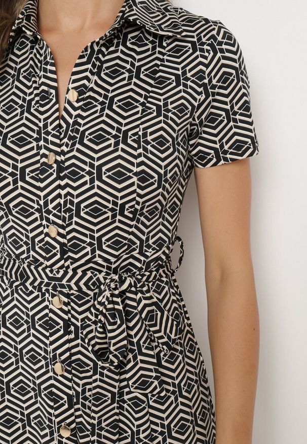 Born2be - Czarna Sukienka Taliowana o Koszulowym Kroju Zapinana na Guziki o Geometrycznym Wzorze Parra. Kolor: czarny. Długość rękawa: krótki rękaw. Wzór: geometria. Typ sukienki: koszulowe. Styl: elegancki, klasyczny