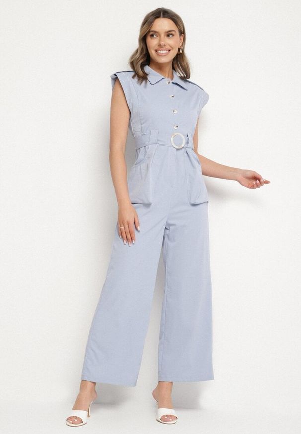 Born2be - Niebieski Taliowany Kombinezon z Guzikami i Cyrkoniami Lumalise. Kolor: niebieski. Styl: glamour, klasyczny