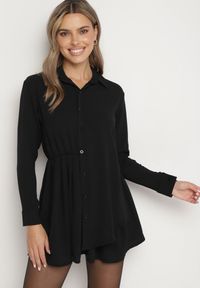 Born2be - Czarna Asymetryczna Sukienka o Koszulowym Kroju z Gumką w Talii Elodina. Kolor: czarny. Długość rękawa: długi rękaw. Typ sukienki: asymetryczne, koszulowe. Styl: sportowy, elegancki #1