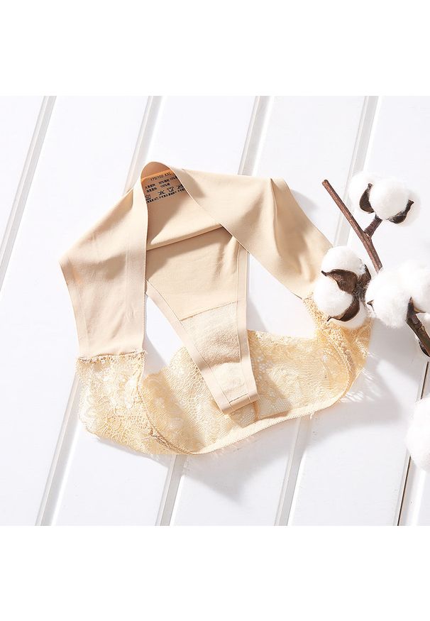 Intica - Stringi bezszwowe z koronkowym wykończeniem Dilek. Kolor: czerwony. Materiał: koronka