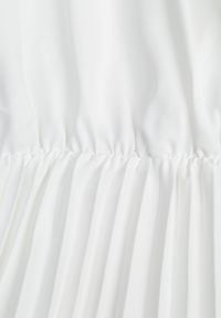 Born2be - Biała Rozkloszowana Sukienka Midi z Kopertową Górą i Plisowanym Dołem Alissu. Kolor: biały. Typ sukienki: kopertowe. Styl: elegancki, klasyczny. Długość: midi #4