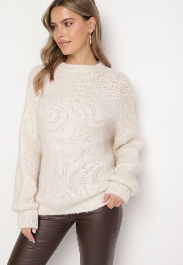 Born2be - Jasnobeżowy Sweter o Klasycznym Prostym Kroju z Domieszką Wełny i Wiskozy Sezisya. Okazja: na co dzień. Kolor: beżowy. Materiał: wełna, wiskoza. Długość rękawa: długi rękaw. Długość: długie. Wzór: aplikacja. Sezon: zima, jesień. Styl: klasyczny