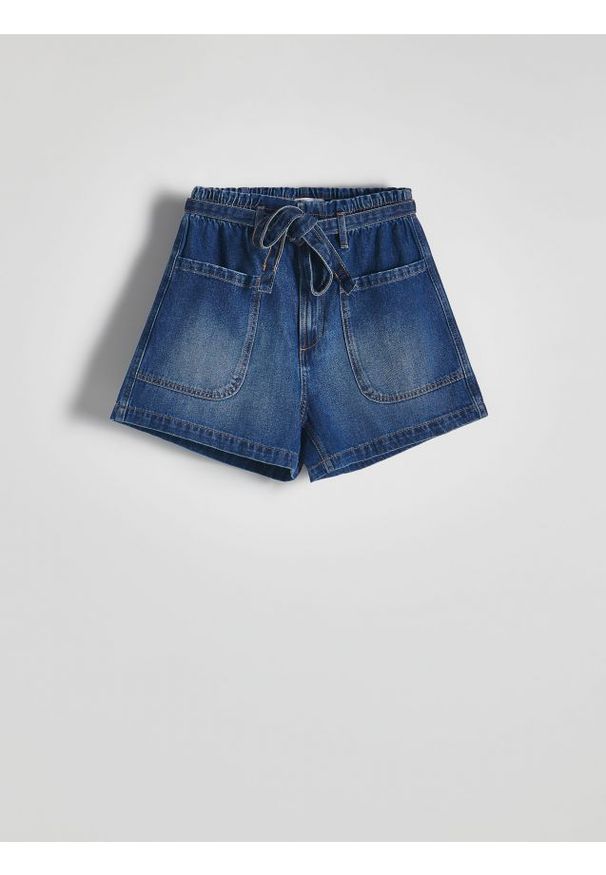 Reserved - Jeansowe szorty mom fit z paskiem - granatowy. Kolor: niebieski. Materiał: jeans