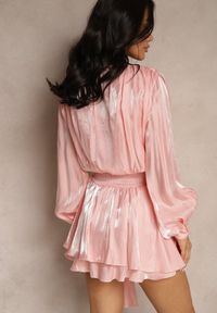 Renee - Różowa Sukienka z Wiskozy z Falbanką i Wiązaniem Finlio. Okazja: na co dzień. Kolor: różowy. Materiał: wiskoza. Styl: klasyczny, elegancki, casual