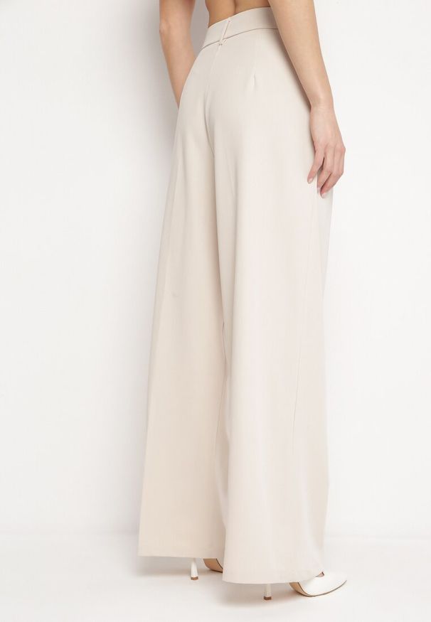 Born2be - Beżowe Eleganckie Spodnie w Garniturowym Stylu z Zakładkami Illthai. Kolor: beżowy. Styl: elegancki