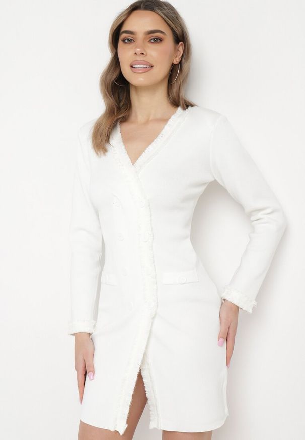 Born2be - Biała Sukienka Sweterkowa Dwurzędowa z Guzikami i Ozdobnymi Frędzlami Vluona. Kolor: biały. Materiał: materiał