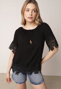 Born2be - Czarna Bluzka z Wiskozy w Stylu Boho z Koronką Sznurkami i Koralikami Dazzlebell. Okazja: na co dzień, do pracy, na spotkanie biznesowe. Kolor: czarny. Materiał: wiskoza, koronka. Wzór: koronka. Styl: boho #1