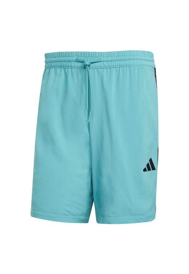 Adidas - Krótka bluza Chelsea Essentials Three Stripes 2025/26. Kolor: wielokolorowy, niebieski, czarny. Długość: krótkie. Sezon: lato. Sport: piłka nożna