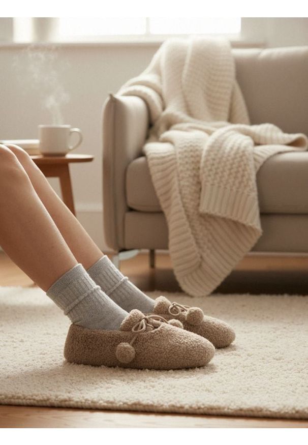 Sinsay - Kapcie z ozdobnymi pomponami - beżowy. Kolor: beżowy