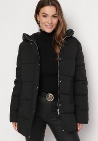 Born2be - Czarna Kurtka Pikowana z Nieodpinanym Kapturem i Suwakami na Dole Nornals. Kolor: czarny. Sezon: zima, jesień #1