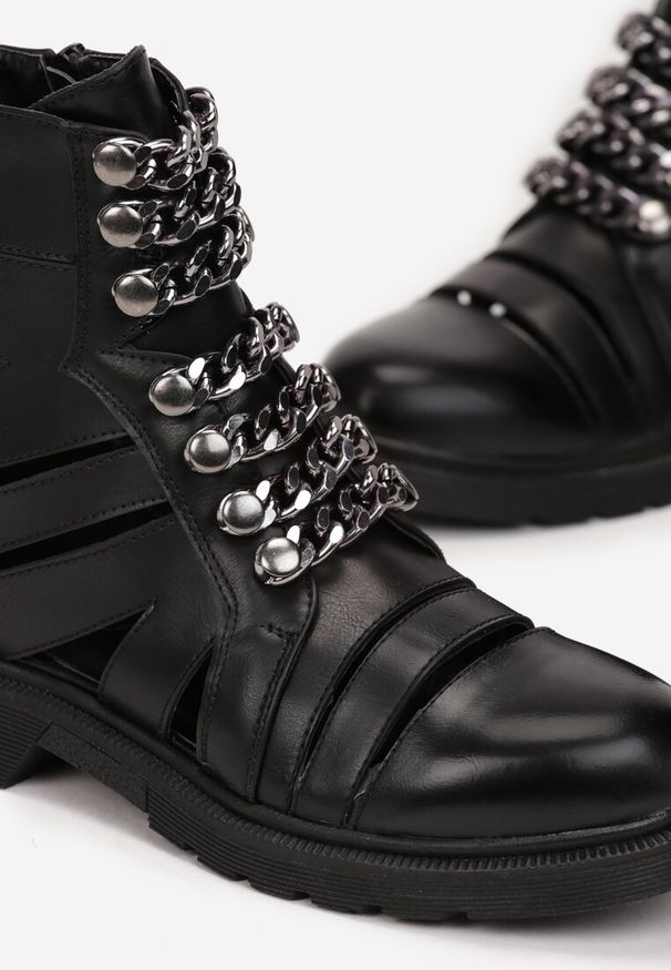 Born2be - Czarne Botki z Cholewką z Wycięciami i Łańcuszkiem Karolyne. Okazja: na co dzień. Kolor: czarny. Materiał: bawełna, materiał, jeans, skóra. Szerokość cholewki: normalna. Obcas: na obcasie. Styl: casual, elegancki. Wysokość obcasa: średni