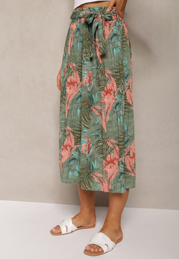 Renee - Ciemnozielone Spodnie High Waist z Szerokimi Nogawkami z Gumką w Talii i Materiałowym Paskiem Berlefia. Stan: podwyższony. Kolor: zielony. Materiał: materiał. Sezon: lato