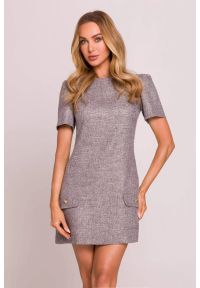 MOE - Elegancka sukienka trapezowa mini szara. Okazja: na co dzień, na spotkanie biznesowe, do pracy. Kolor: szary. Materiał: tkanina. Długość rękawa: krótki rękaw. Wzór: gładki. Typ sukienki: trapezowe. Styl: elegancki. Długość: mini